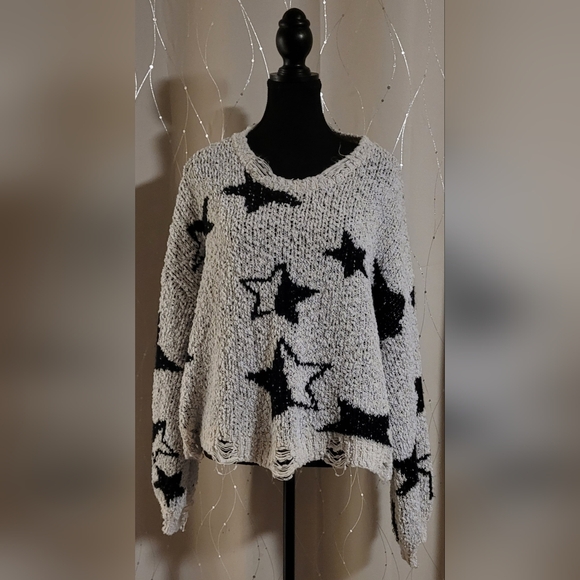 ​POL Distressed Star Print Oversized Knit Sweater - Cream & Black - Size Medium - Picture 2 of 10